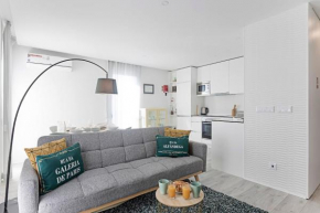 Stylish Flat W/ Gym & Parking by LovelyStay